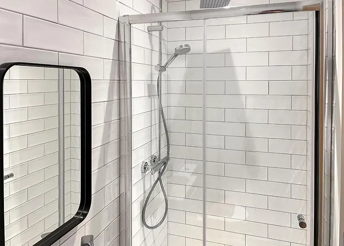 The Stables - Uk50639 *