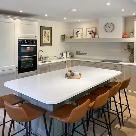 The Stables - Uk50639 *